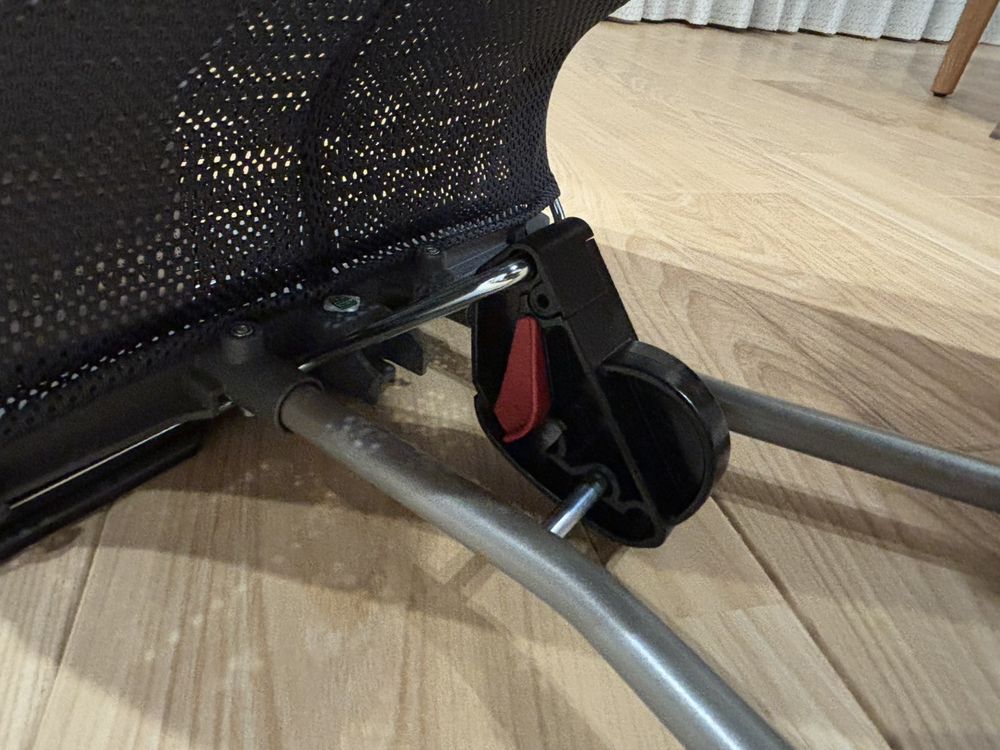 フレーム付け根の角度調整部のアップ。黒い樹脂パーツの中に赤い部品が見える