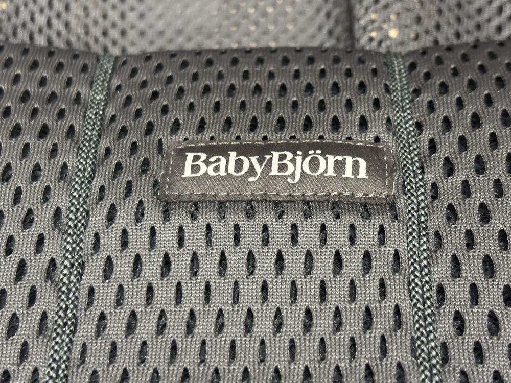バウンサーのメッシュ生地のアップ。粗い立体的な織りとBabyBjörnのロゴタグ