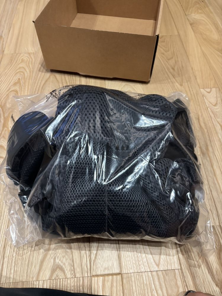 箱から取り出したビニール袋入りのベビーキャリア本体