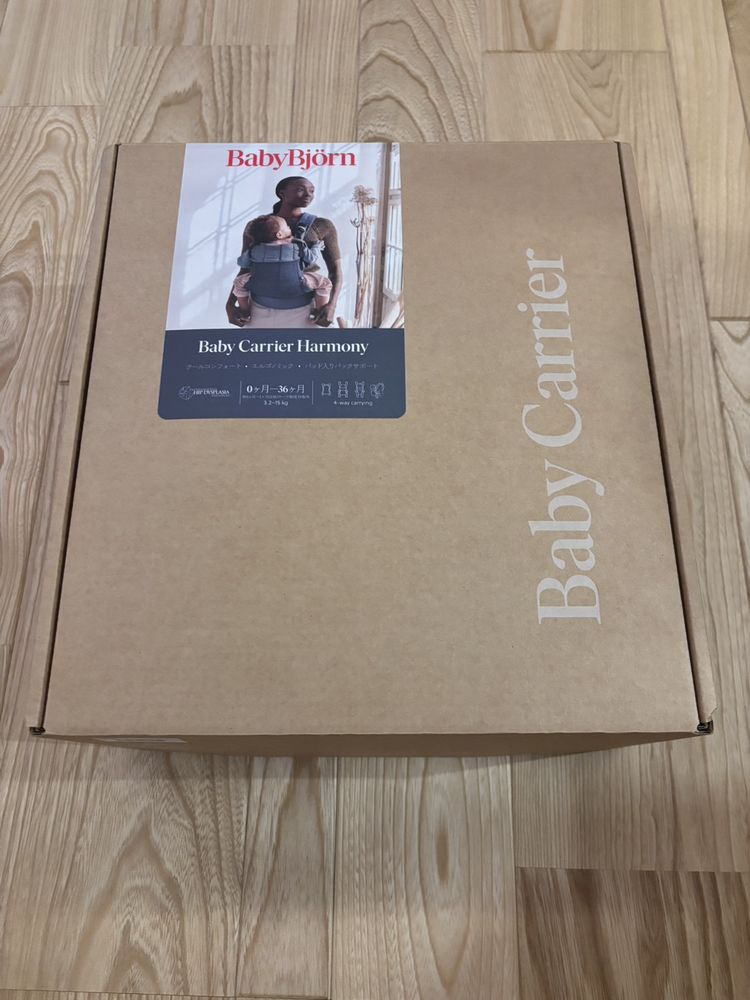 届いたベビービョルン ベビーキャリア Harmonyの段ボール箱。ラベルに0-36ヶ月、3.2〜15kg、4-way carryingの表記
