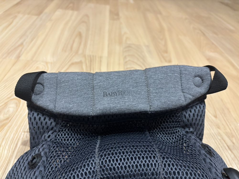 ヘッドサポートを起こしたところ。グレーの杢調生地にBABYBJORNのロゴが入る