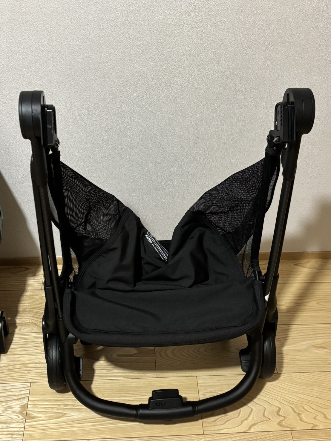 NUNA IXXA swivのフレームと収納カゴを後ろから見たところ