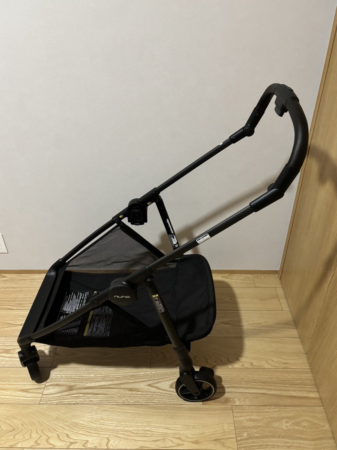 シートを外した状態のNUNA IXXA swivのフレームを横から見たところ