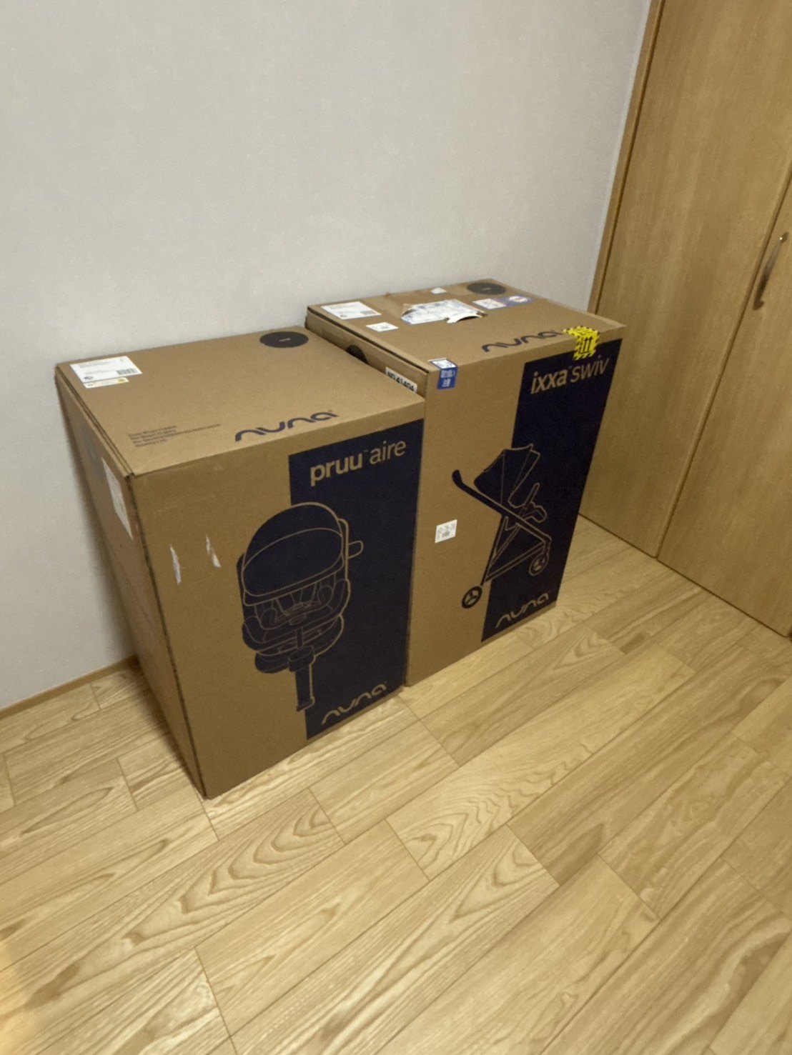 NUNAの2箱を斜めから撮影したところ。箱の側面に品番などのラベルが貼られている