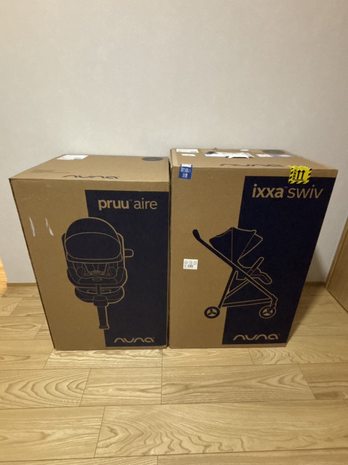 NUNAの2つの箱を正面から見たところ。右側の箱にixxa swivの製品名とベビーカーのイラストが印刷されている