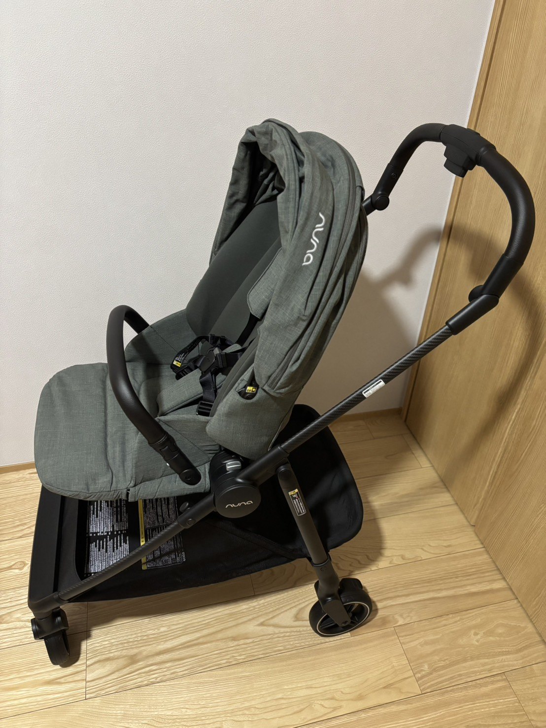 NUNA IXXA swivのシートユニットをフレームに取り付けた状態