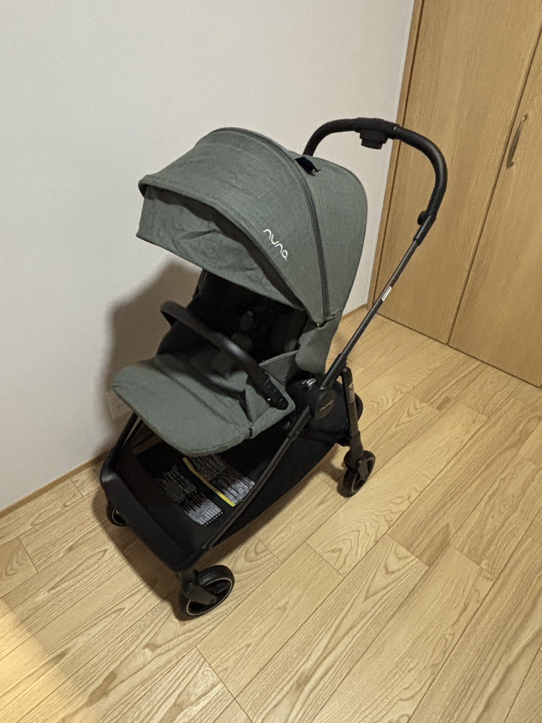 NUNA IXXA swivの全体像を横から見たところ